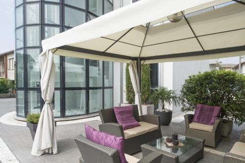 Hotel In - Lounge Room - image 14