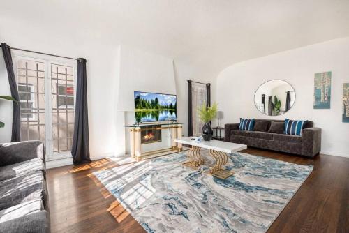 Serenity in the City: 2BR Apartment w/ Hot Tub in Los Angeles, USA