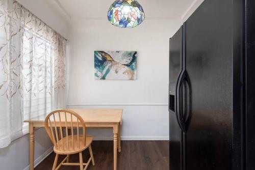 Serenity in the City: 2BR Apartment w/ Hot Tub in Los Angeles, USA