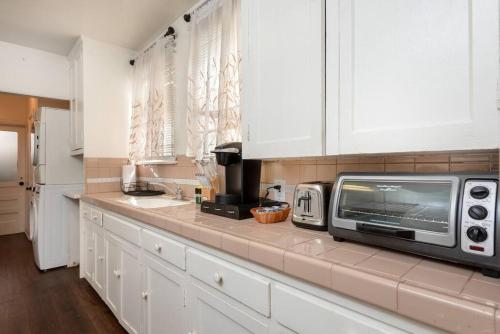 Serenity in the City: 2BR Apartment w/ Hot Tub in Los Angeles, USA
