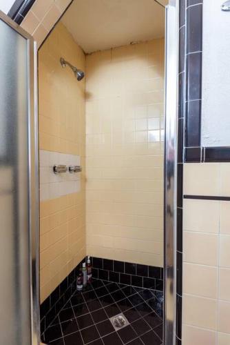 Serenity in the City: 2BR Apartment w/ Hot Tub in Los Angeles, USA