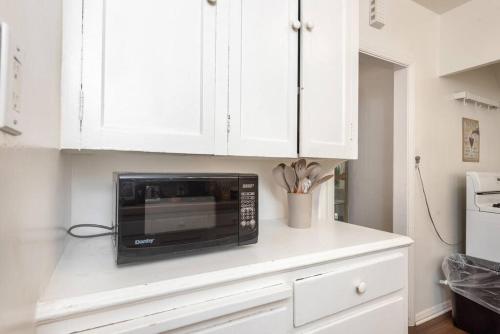 Serenity in the City: 2BR Apartment w/ Hot Tub in Los Angeles, USA