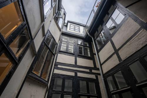 Stylish Apartment on Lively Street in Downtown - image 12