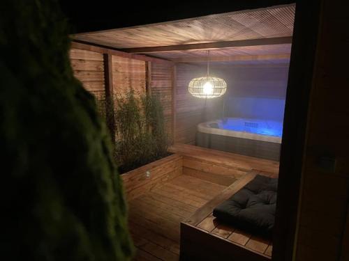 Cabane bien belge avec cinéma et jacuzzi