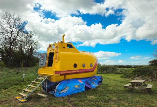 Çevredekiler, The Yellow Submarine in Cheddar