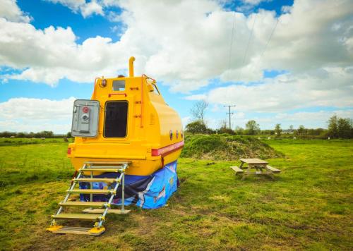 Çevredekiler, The Yellow Submarine in Cheddar