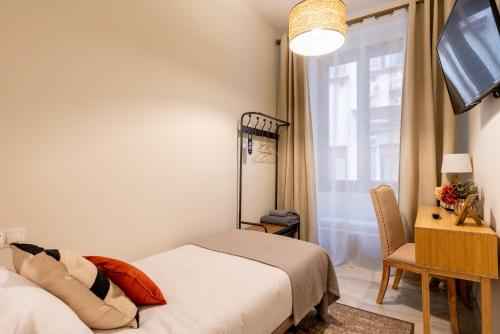 Single Room with Private Bathroom image 10