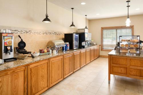 Country Inn & Suites by Radisson Davenport IA - image 2