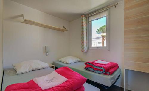 2 bedrooms, 4 beds