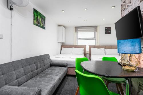 Whitechapel Grand - image 4