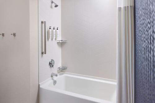 حمام, Fairfield by Marriott Inn & Suites Decatur in Decatur