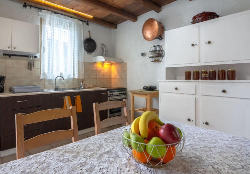 Kitchen, Το σπιτι του μελισσοκομου in Vrachasi