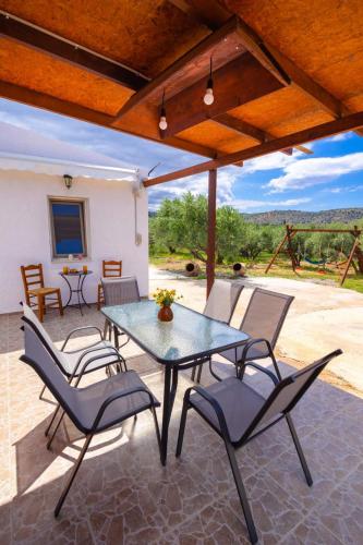 Facilities, Το σπιτι του μελισσοκομου in Vrachasi