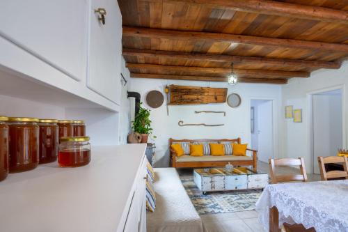 Facilities, Το σπιτι του μελισσοκομου in Vrachasi