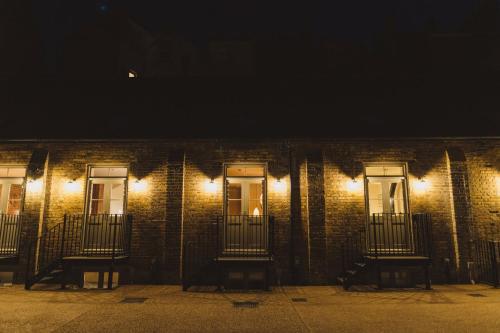Buckingham Mews_Flint Cottage 1 - Tap to explore photos