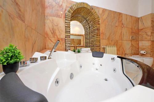 4BNB - Lungaretta Jacuzzi Apartment - image 3