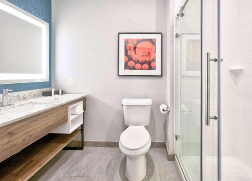 Deluxe King Room - Non-Smoking image 1