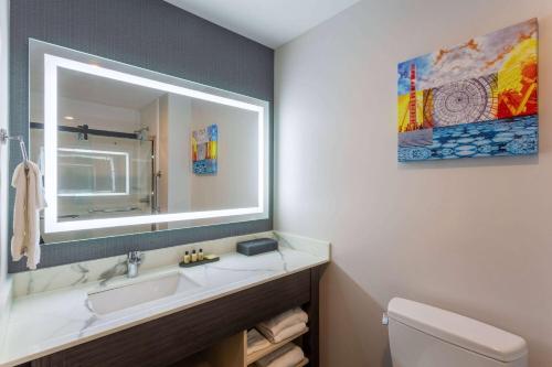 La Quinta Inn & Suites by Wyndham Shorewood - main image