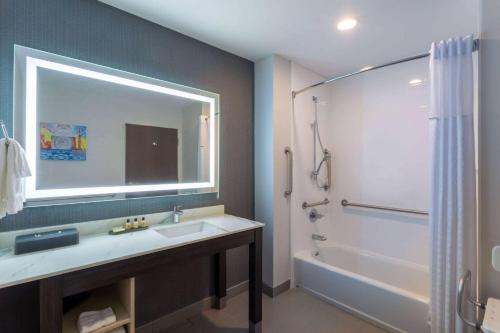La Quinta Inn & Suites by Wyndham Shorewood - image 10