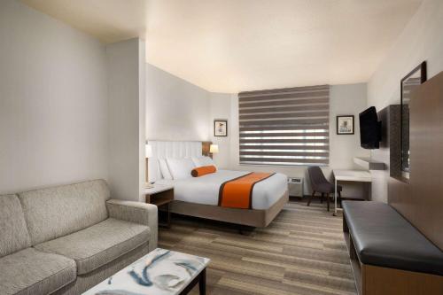 1 King Bed, Deluxe Mobility Accessible Room, Roll-In Shower, Non-Smoking