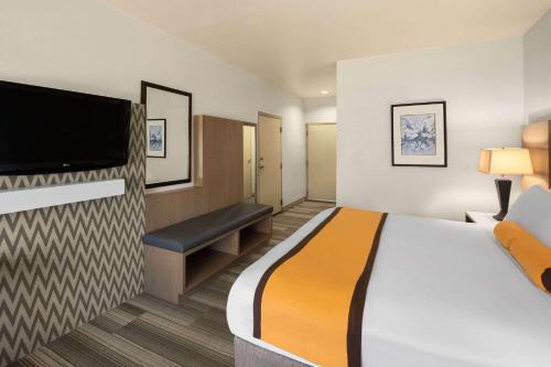 1 King Bed, Deluxe Mobility Accessible Room, Bathtub w/ Grab Bars, Non-Smoking