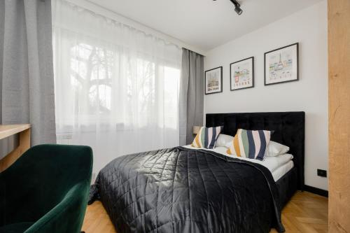 Modern Black & Wooden Apartment Warsaw Near The Airport by Noclegi Renters, Varsovie