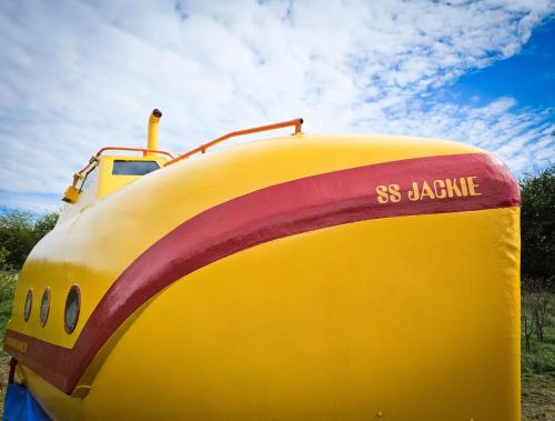 Dış Görünüm, The Yellow Submarine in Cheddar