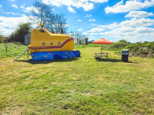 Tesis özellikleri, The Yellow Submarine in Cheddar