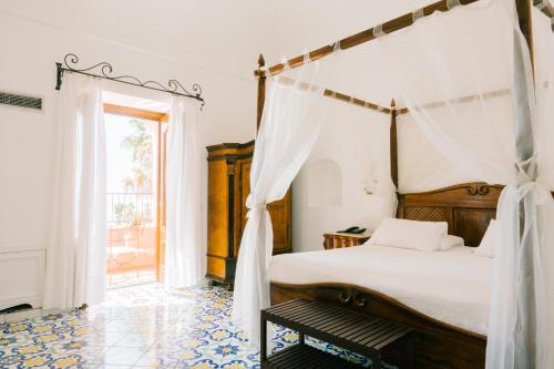 Deluxe Double or Twin Room with Sea View image 7