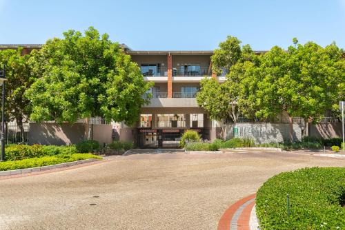 Mayfair Apartments - image 9