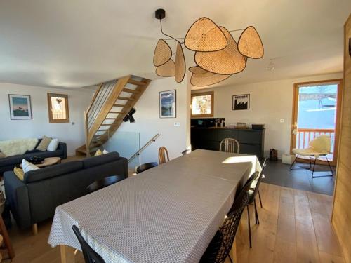 Chalet 12 personnes rénové, à 100m des pistes - FR-1-733-146 (Chalet renove pour 12 pers., a 100m des pistes, 300m des commerces, terrasses et parking inclus - FR) in Crest-Voland