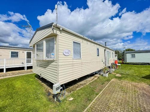 Lovely 8 Berth Caravan With Wifi At Dovercourt Holiday Park Ref 44002d