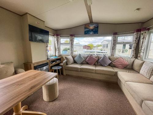 Lovely 6 Berth Caravan With Decking At Carlton Meres In Suffolk Ref 60058m