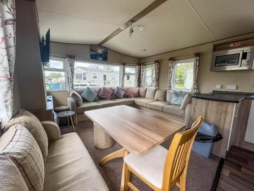 Lovely 6 Berth Caravan With Decking At Carlton Meres In Suffolk Ref 60058m