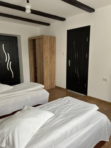 1 double bed, 1 twin bed