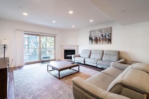 3 Bedroom Luxurious Apartment in Beverly Hills