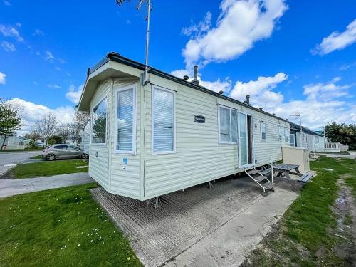 Great 8 Berth Caravan With Wifi At Dovercourt Holiday Park In Essex Ref 44003c