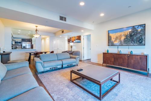 3 Bedroom Luxurious Apartment in Beverly Hills