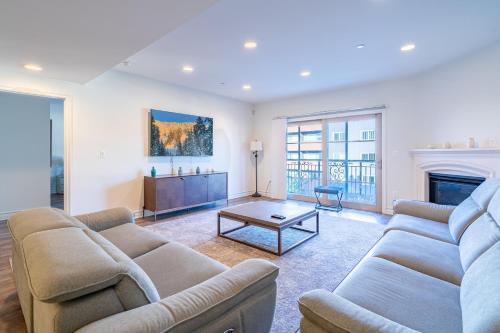 3 Bedroom Luxurious Apartment in Beverly Hills