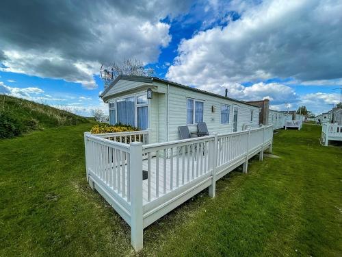 Superb Caravan With Decking And Free Wifi At Naze Marine Park Ref 17236c