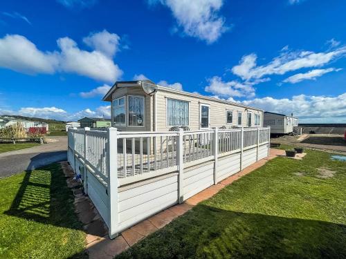 Ref 40035nd - Superb Caravan With Decking Free Wifi At North Denes Holiday Park