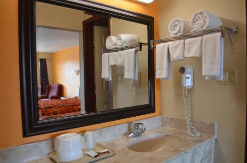 Royal Inn Greenville - image 6