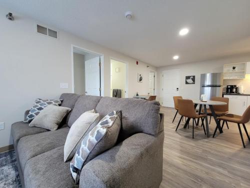 2 Bedroom 2 Bath Apartment Near Mayo, Park Free! in Rochester, USA