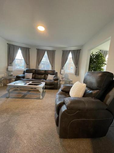 2 Bedroom Apartment, Walk To Mayo, Free Parking in Rochester, USA