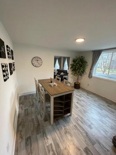 2 Bedroom Apartment, Walk To Mayo, Free Parking in Rochester, USA