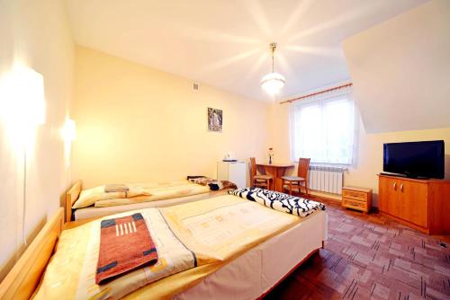 ŁÓDZKI DOM TURYSTYCZNY-ŁÓDŹ Helenówek-Pokoje z łazienkami,F-VAT, DLA NIEPALĄCYCH, Parking gratis tylko auta osobowe