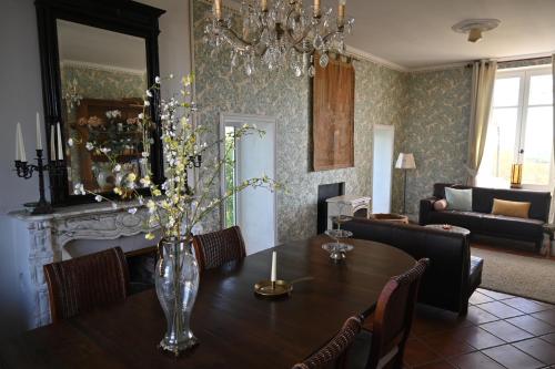 ห้องส่วนกลางสำหรับนั่งเล่น/ดูทีวี, Villa Champallement in ชองปาลม็อง