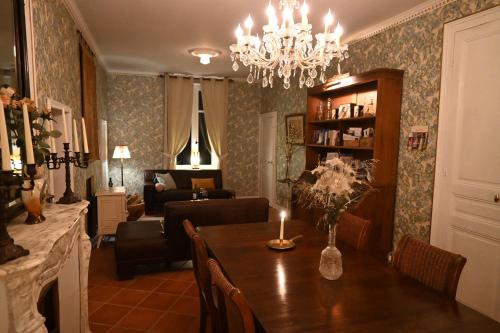 ห้องส่วนกลางสำหรับนั่งเล่น/ดูทีวี, Villa Champallement in ชองปาลม็อง