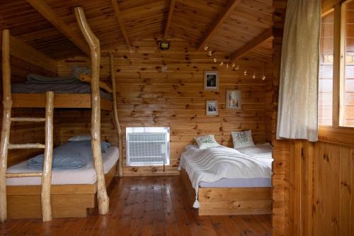 Cozy wood hut on the farm in Počedělice