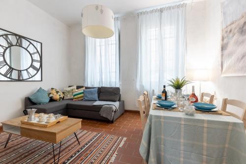 GuestHost - Lungarno Charismatic Apartment with Private Garden, Piza
